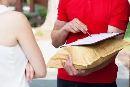 Colis à la chaîne : la France dégaine sa riposte douanière