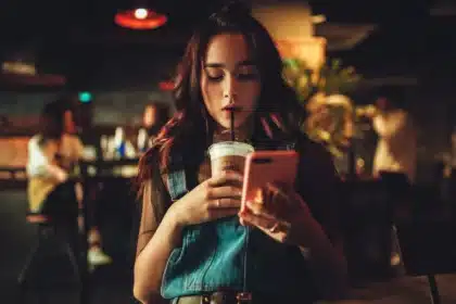 Forfaits mobiles : la guerre des prix fait rage, les tarifs s'effondrent