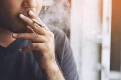 La cigarette bannie des lieux publics : un coup de tonnerre pour les fumeurs