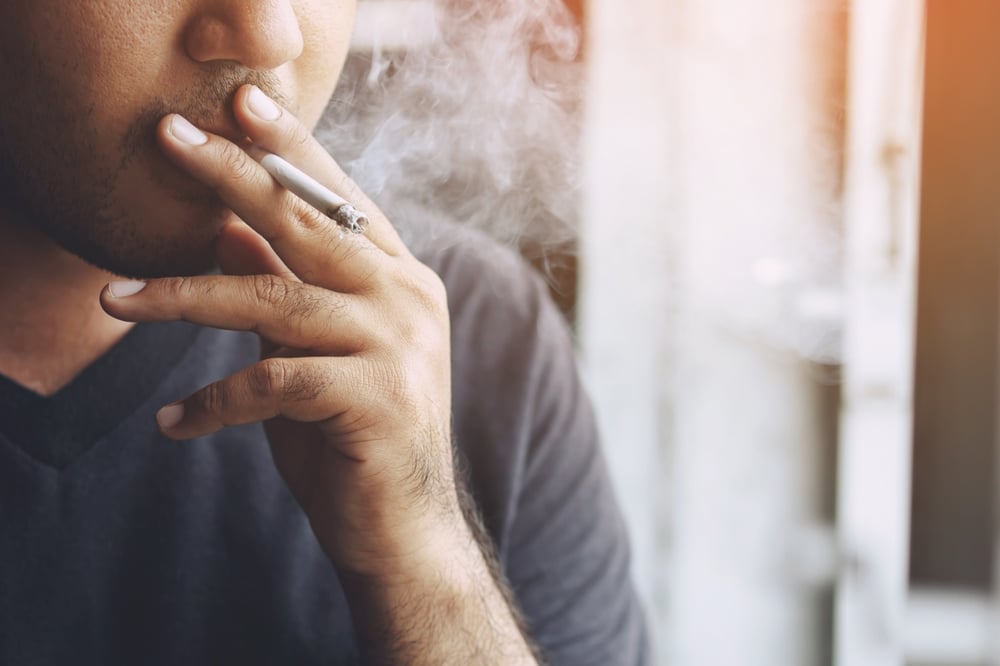 La cigarette bannie des lieux publics : un coup de tonnerre pour les fumeurs